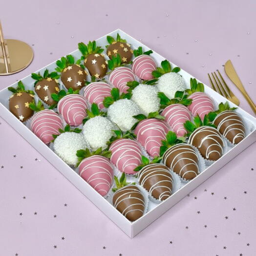 Клубника в молочном и белом шоколаде для любимой девушки (25 шт.)