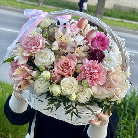 Роскошная корзина с розами,хризантемой и альстромерией