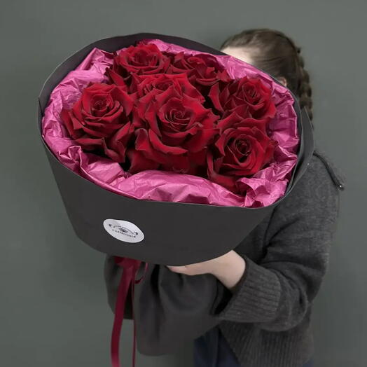 Вывернутые красные розы в черной упаковке🌹