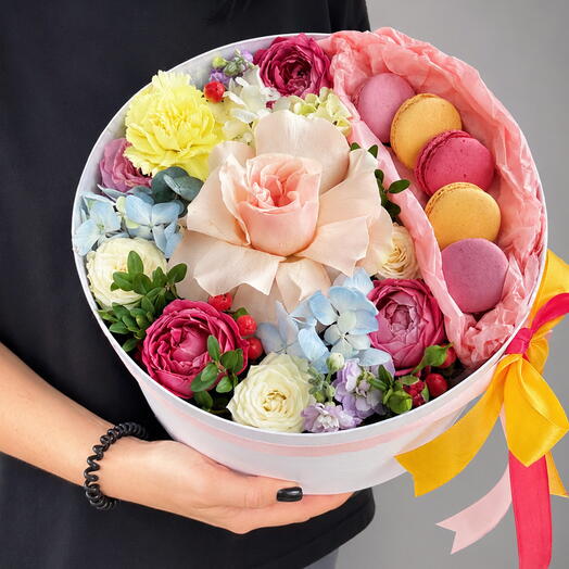 SWEET: Дофаминовый подарочный набор с французской розой, пионовидными розами, цветами и сладостями