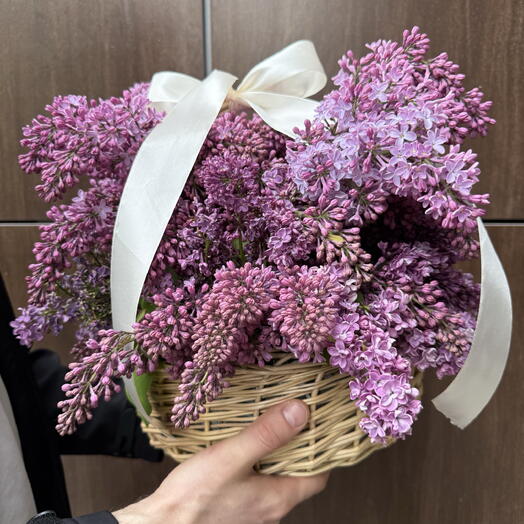 Букет сирени в корзине