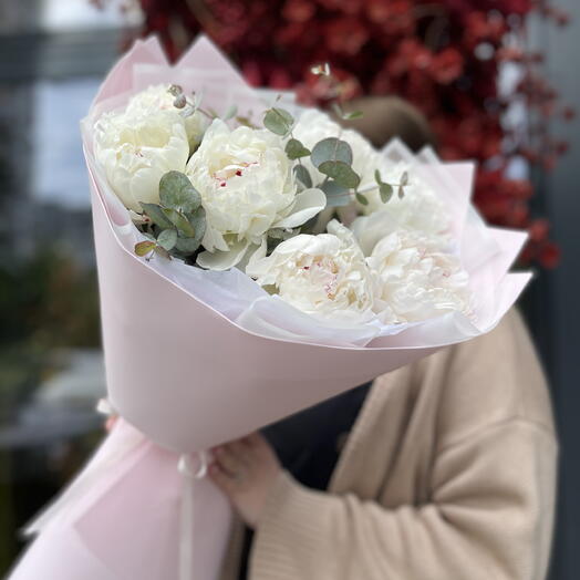 Белые ароматные пионы в розовой упаковке с веточками эвкалипта 🌸