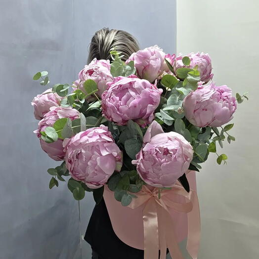Композиция в шляпной коробочке пион с эвкалиптом peony