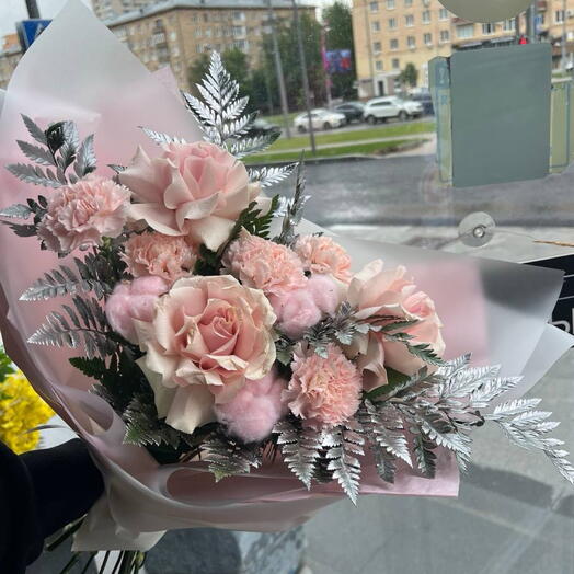 Букет из французских роз гвоздик и хлопка