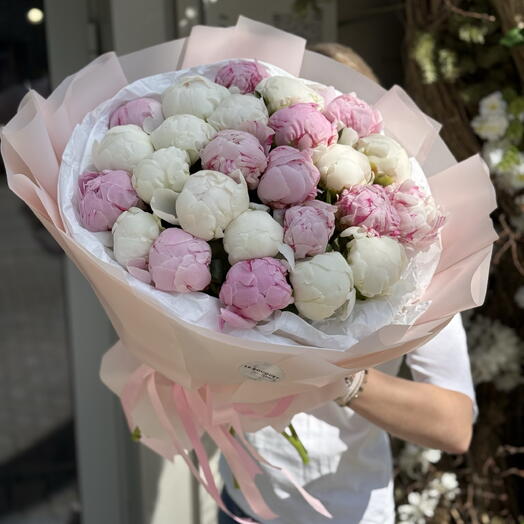 Букет пионов белые и розовые peony