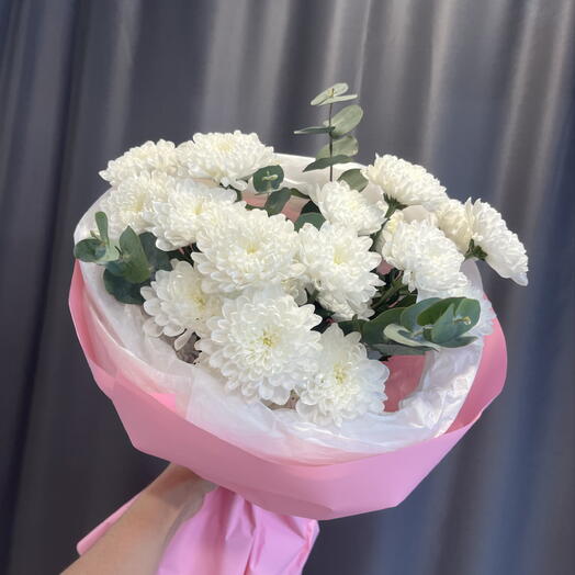 3 хризантемы с эвкалиптом в розовой упаковке 💕