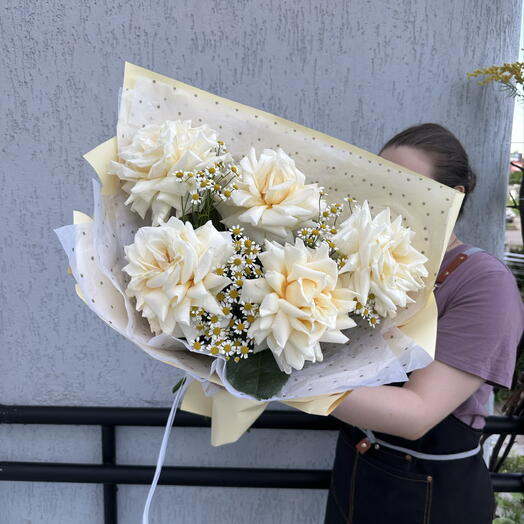 Букет из роз с ромашками