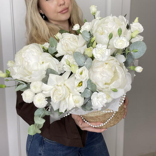 🤍Жемчужная композиция в кашпо Bloom room, пион, эустома, диантус, эвкалипт, роза французская