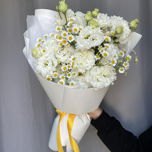 Букет из белых эустом и полевых ромашек😍🤍