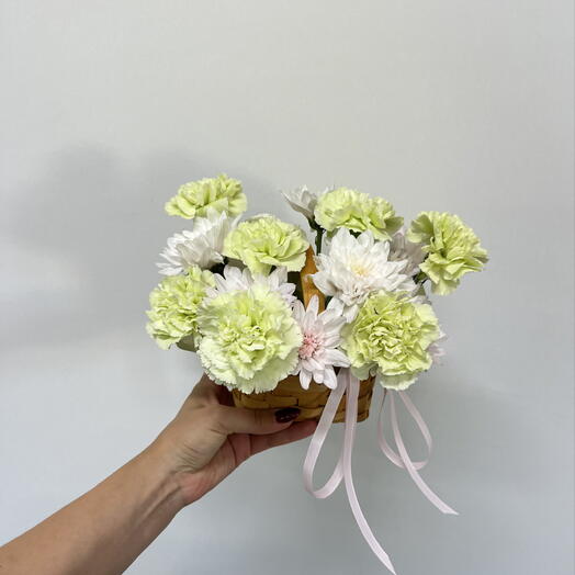 Маленькая композиция  в корзине с дианусом и хризантемой 🌸