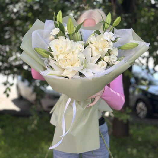 Лилия и кустовая роза