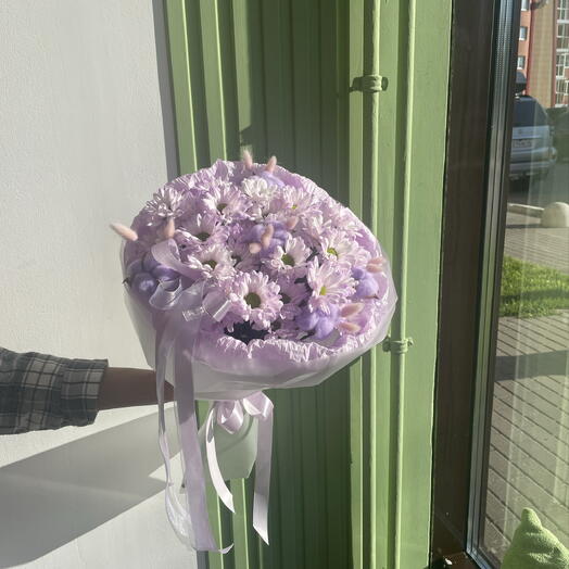 Букет из фиолетовых ромашек