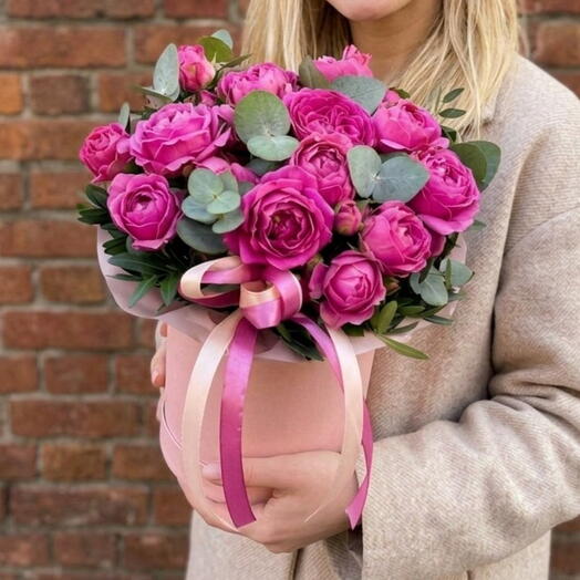 Композиция в коробке с кустовой розой и эвкалиптом🌹