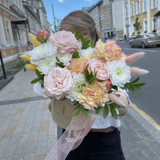 Нежная композиция в шляпной коробке с ажурным диантусом, ароматной кустовой розой