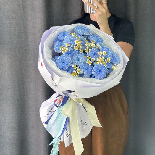 Букет из голубых кустовых хризантем и ромашек «Небесная нежность» 💙