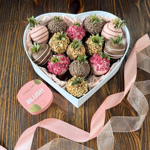 Клубника в шоколаде Сердце S + подарок от Vivienne Sabo — румяна MACARON