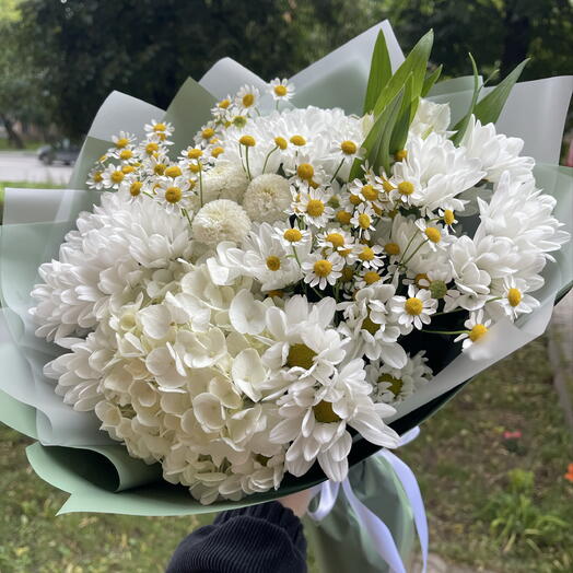 Букет из хризантем, ромашек и гортензии