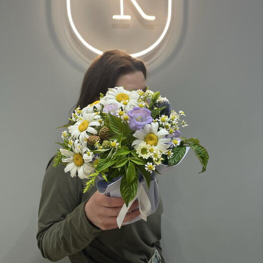 Композиция с ромашкой и кампанулой