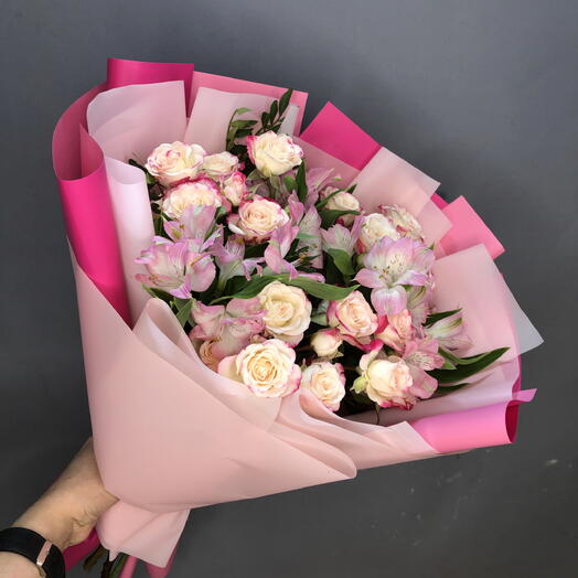 Букет кустовых роз с альстромериями🌸