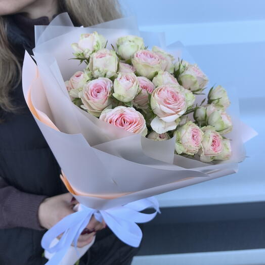 9 кустовых розовых роз