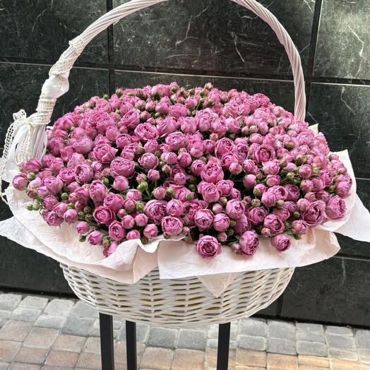 Гигантская корзина пионовидных роз