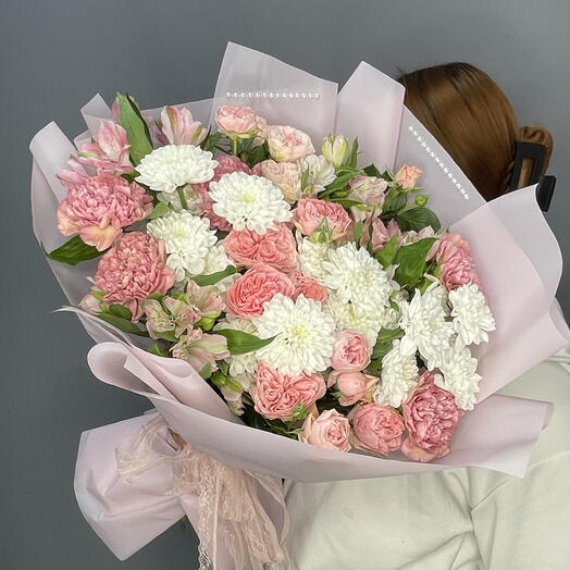 Пышный сборный букет с кустовой розой 🌸