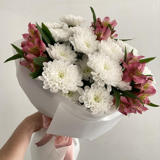 Букет с кустовой хризантемой и альстромерией « soft bloom »