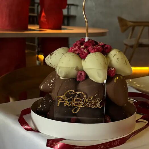 Торт "Happy Birthday" клубника в шоколаде