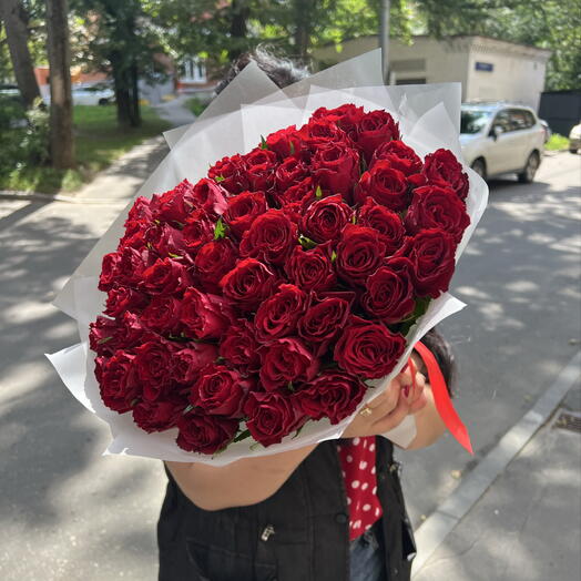 51 некрупная бордовая Роза