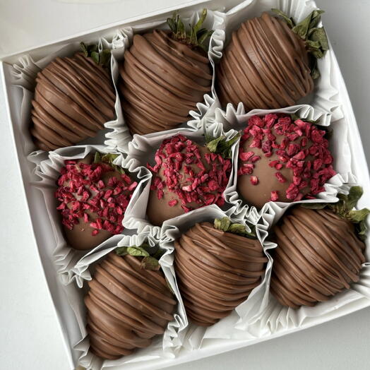 Набор 9 клубник в молочном шоколаде Callebaut