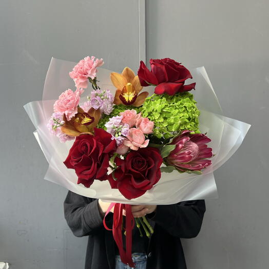 Яркий букет с протеей, орхидеями и розами🌹