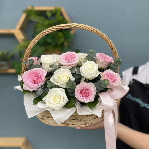 Корзина с розами и эвкалиптом