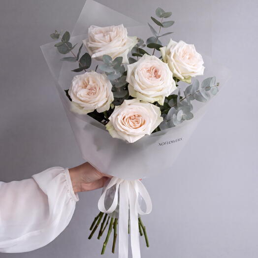 Букет из пяти пионовидных роз White Ohara с эвкалиптом от XOFLOWERS