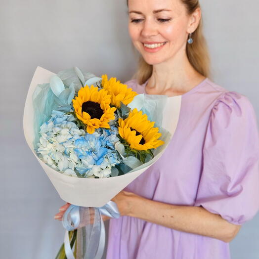 Готовый букет подсолнух, гортензия, рускус