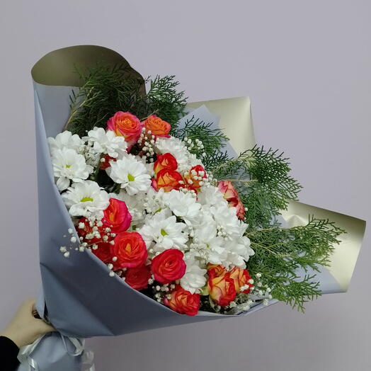 Моно букет из кустовых хризантем и роз