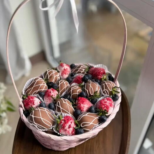 Корзинка с клубникой в шоколаде