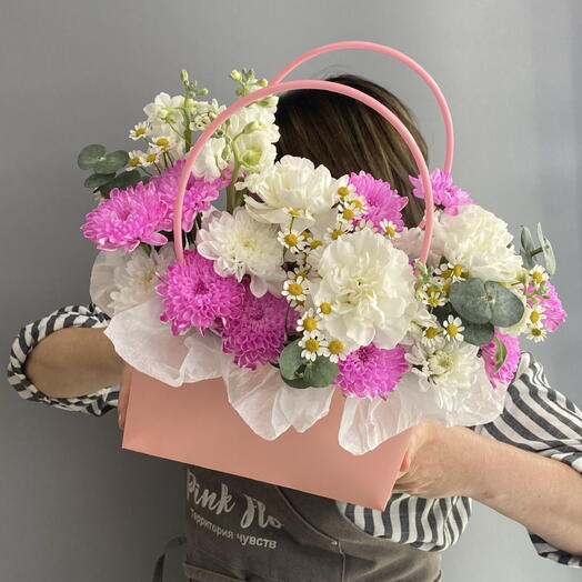Композиция в сумочке яркая 🩷 ромашка 🌼 белоснежна Хризантема 🌿 диантус 🤍🍀