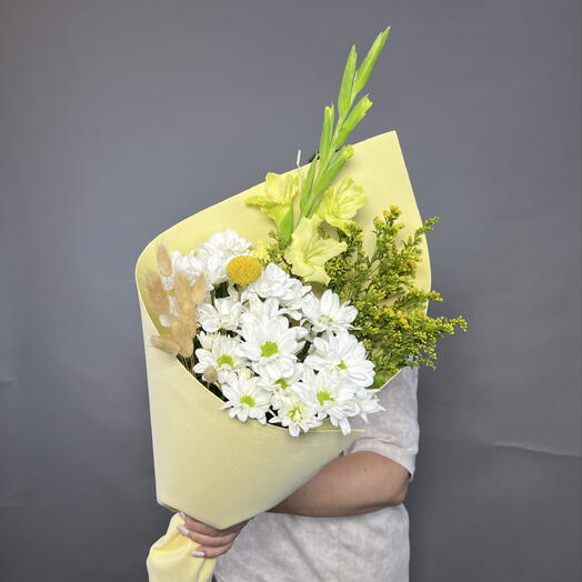 Букет комплимент с гладиолусом и кустовой хризантемой ромашкой 🌼