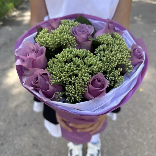 Букет из сиреневых роз и седума