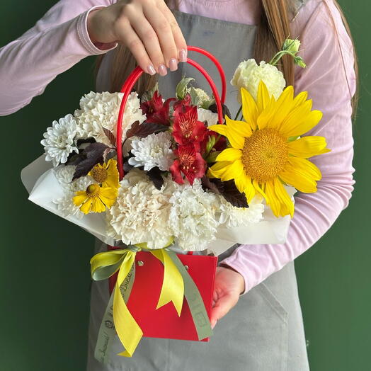 Красная сумочка с диантусами и подсолнухом