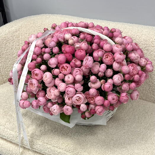 Spray roses in a basket XL size