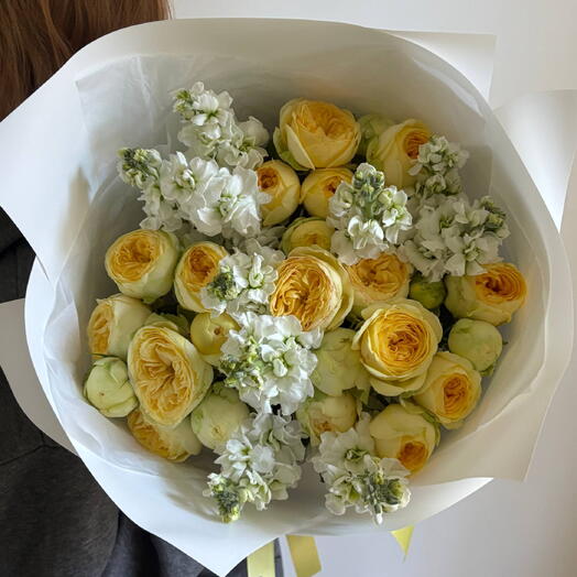 Букет из кустовой розы и маттиолы Нежный рассвет 💛