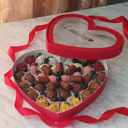 Клубника в шоколаде с голубикой и маршмеллоу в огромной коробке сердце