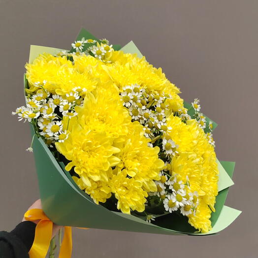 Букет с жёлтой хризантемой и танацетумом