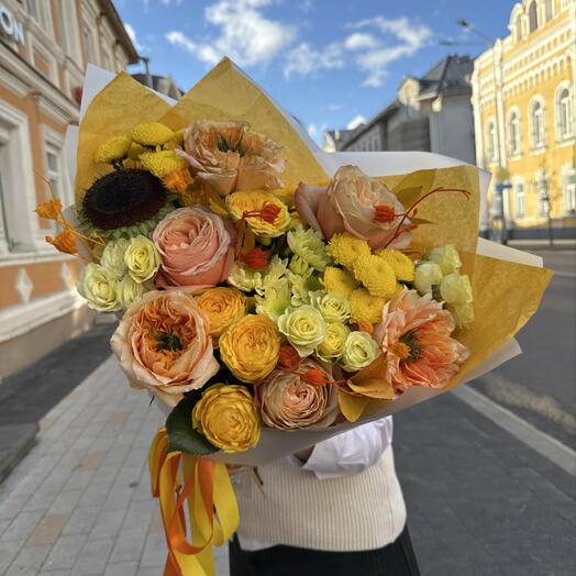 Осенний букет с огненными розами Кахала, экзотическими розами Мелон Экспрешн, ажурным подсолнухом, стойкой кустовой хризантемой