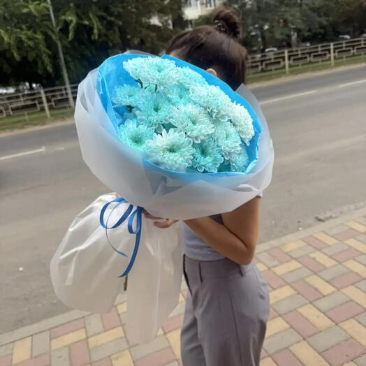 Букет из голубых хризантем