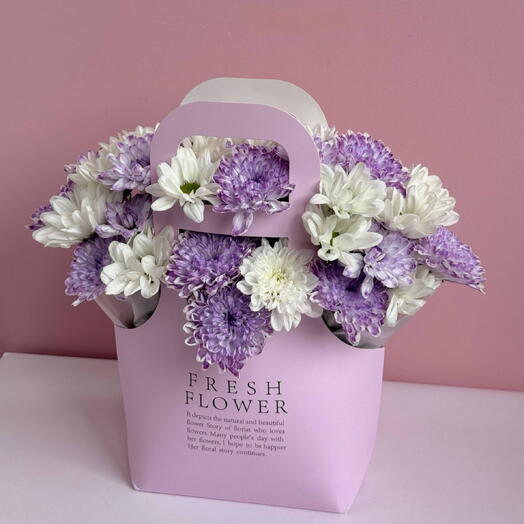 Композиция из хризантем в бело-фиолетовой гамме в сумочке💜