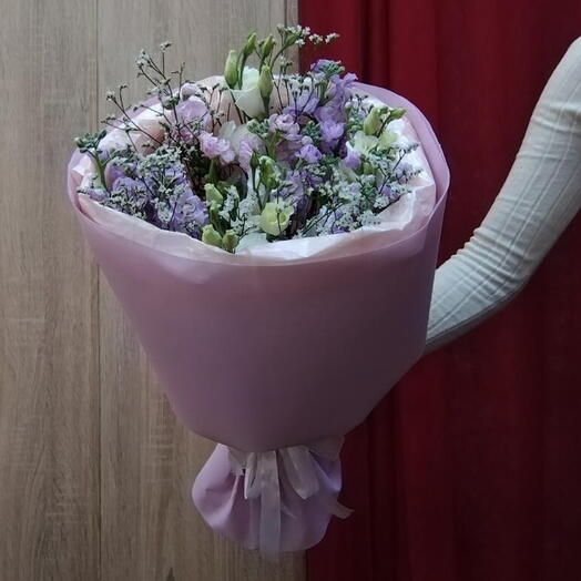Букет из маттиолы и эустомы