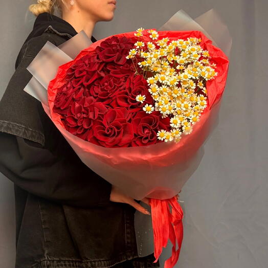 Букет (XL) : с матрикарией и красными розами 🌹