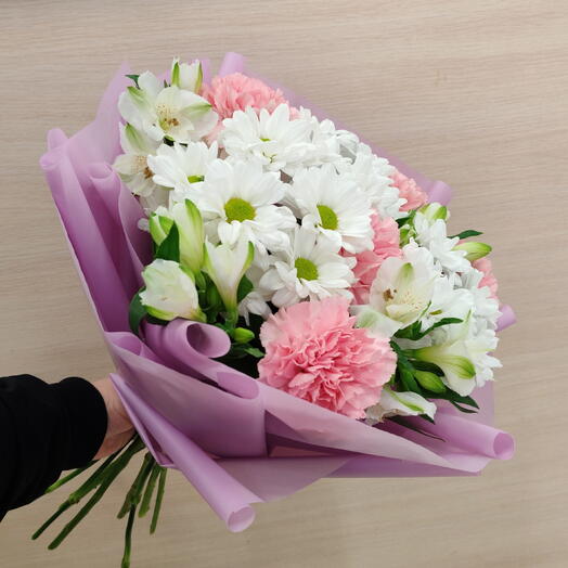 Букет диантусов, хризантем и альстромерий 💕